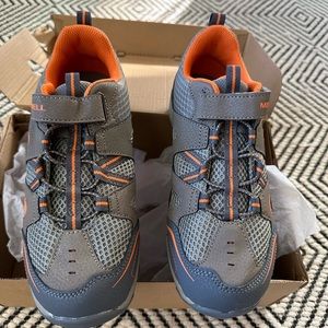 Boys size 5.5 M Merrill M-trail Chasers/GSmoke/ORG shoes. Never worn.